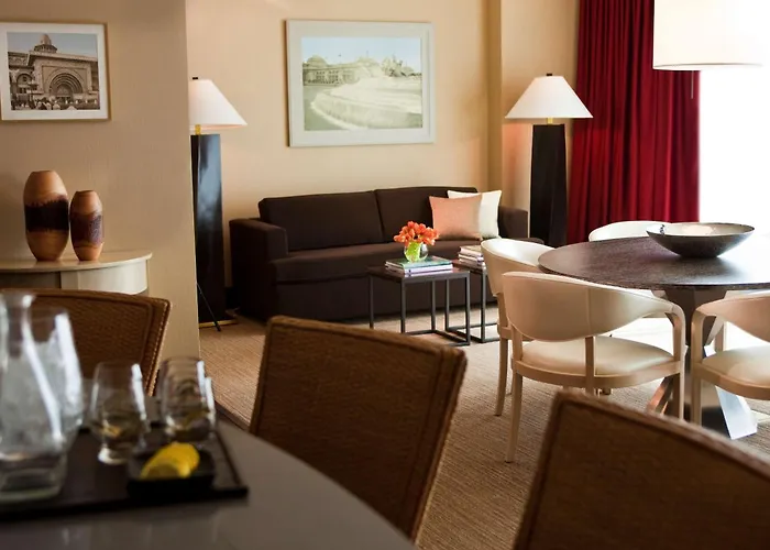 Hotel The Royal Sonesta River North 4*